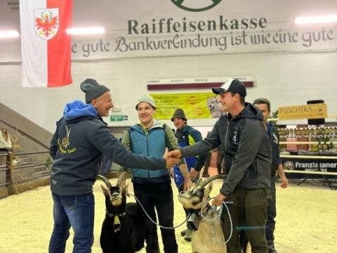 Tagessieger-Ziegen-links-Reservesiegerin-rechts_beide-Tobias-Rogen